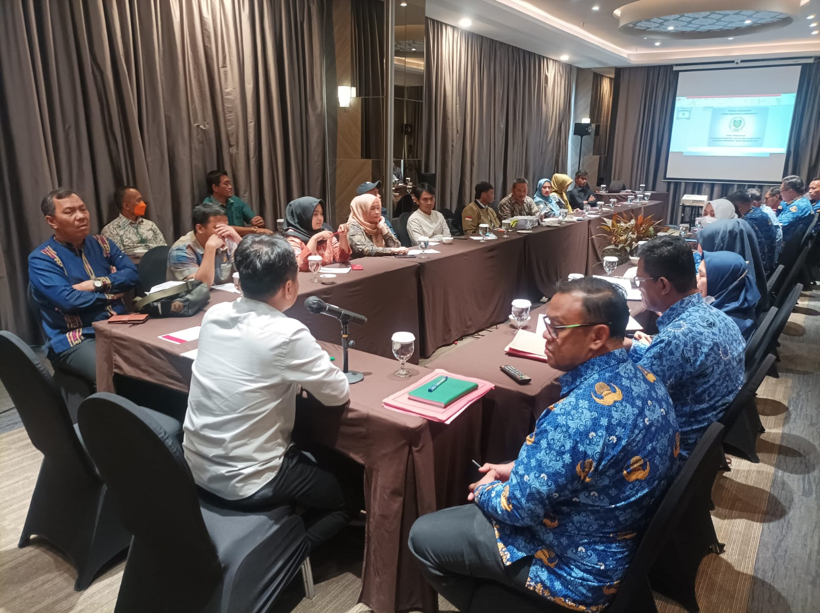 Rapat Badan Anggaran DPRD Indramayu Tentang Pembahasan APBD Tahun ...